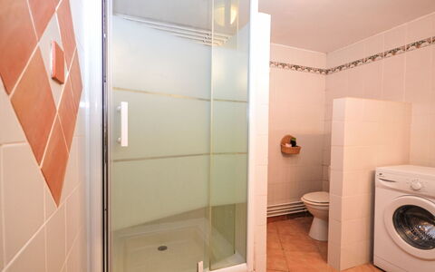 Kerkor: Flooring, Verdieping, Loodgieterswerkinrichting, Interieur Ontwerp, Badkamer, Loodgieter, Douche, Deur Van De Douche, Kamer, Tegel